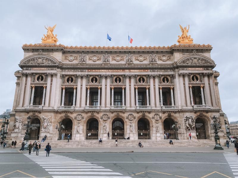 Vue nocturne animée du quartier Pigalle avec le Moulin Rouge, un contraste vibrant près de la 10 rue Notre Dame de Lorette 75009 Paris